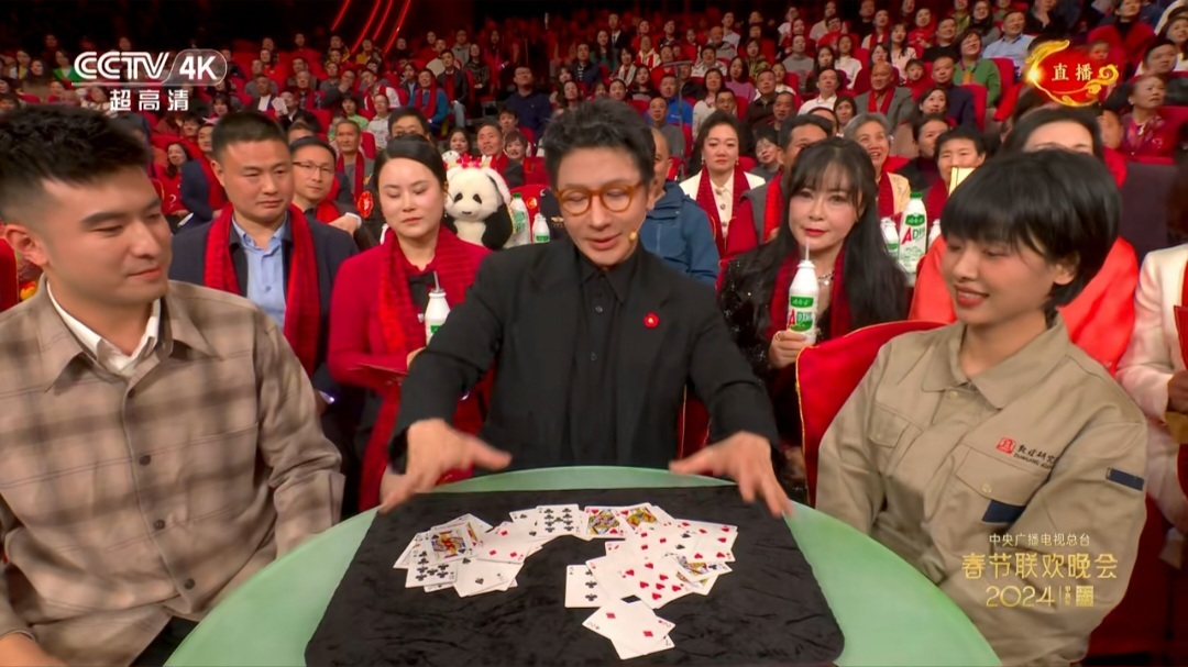 #春晚段子大考##春晚#好神奇，刘谦在说9点13分的时候，我真的看了一下表，一分