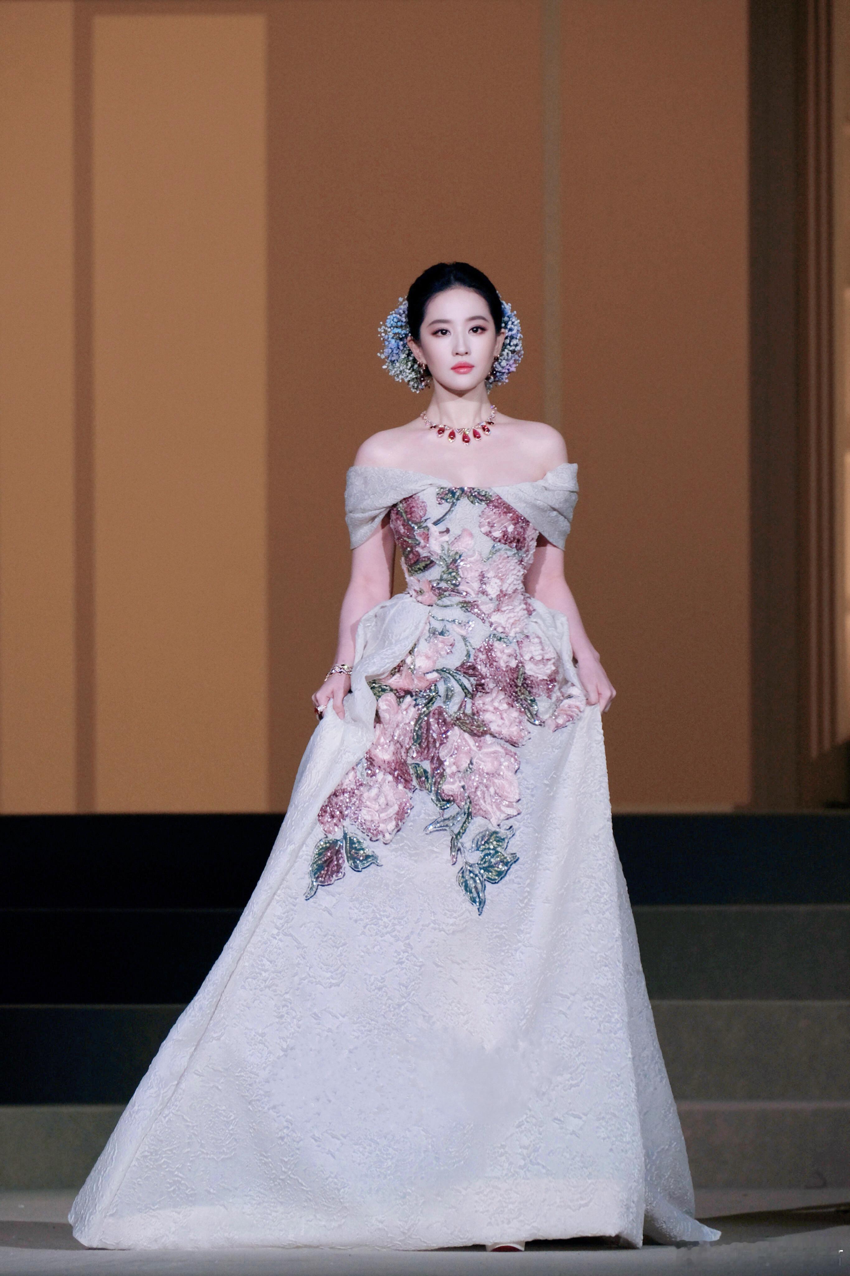 刘亦菲[超话]  刘亦菲VOGUE盛典活动第四组美图刘亦菲 ​​​