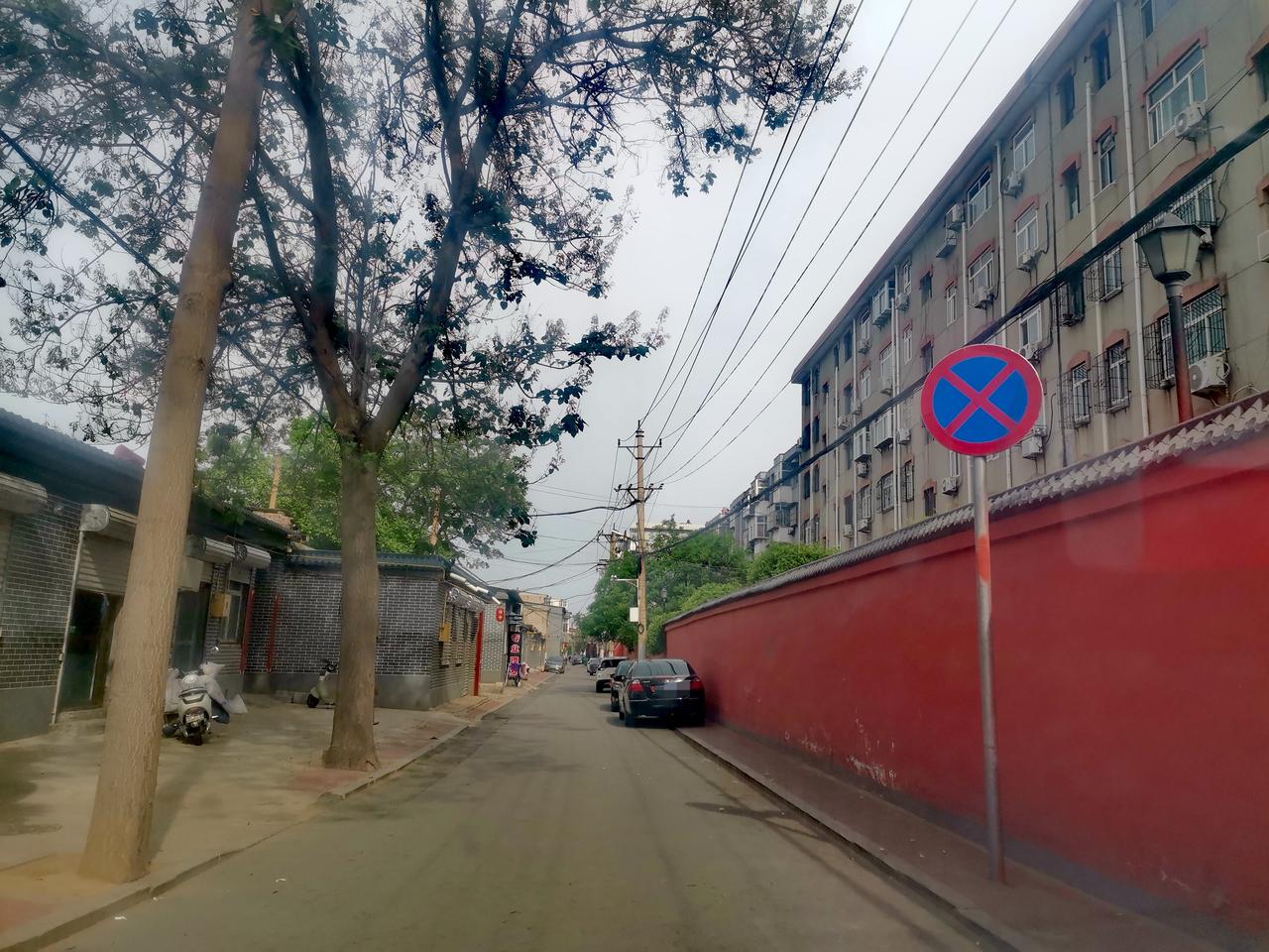 居民生活区的小街道，设立这样的标志合适吗？完全禁停，不能上下车、不能装卸物品等临