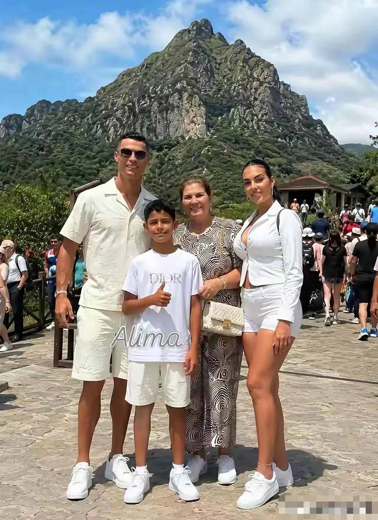 后面是什么山？
感觉好熟悉。