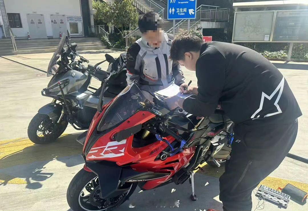 交警提醒：实习期驾驶人经验不足，骑摩托车上高速风险极大。请所有驾驶人牢记法规、安