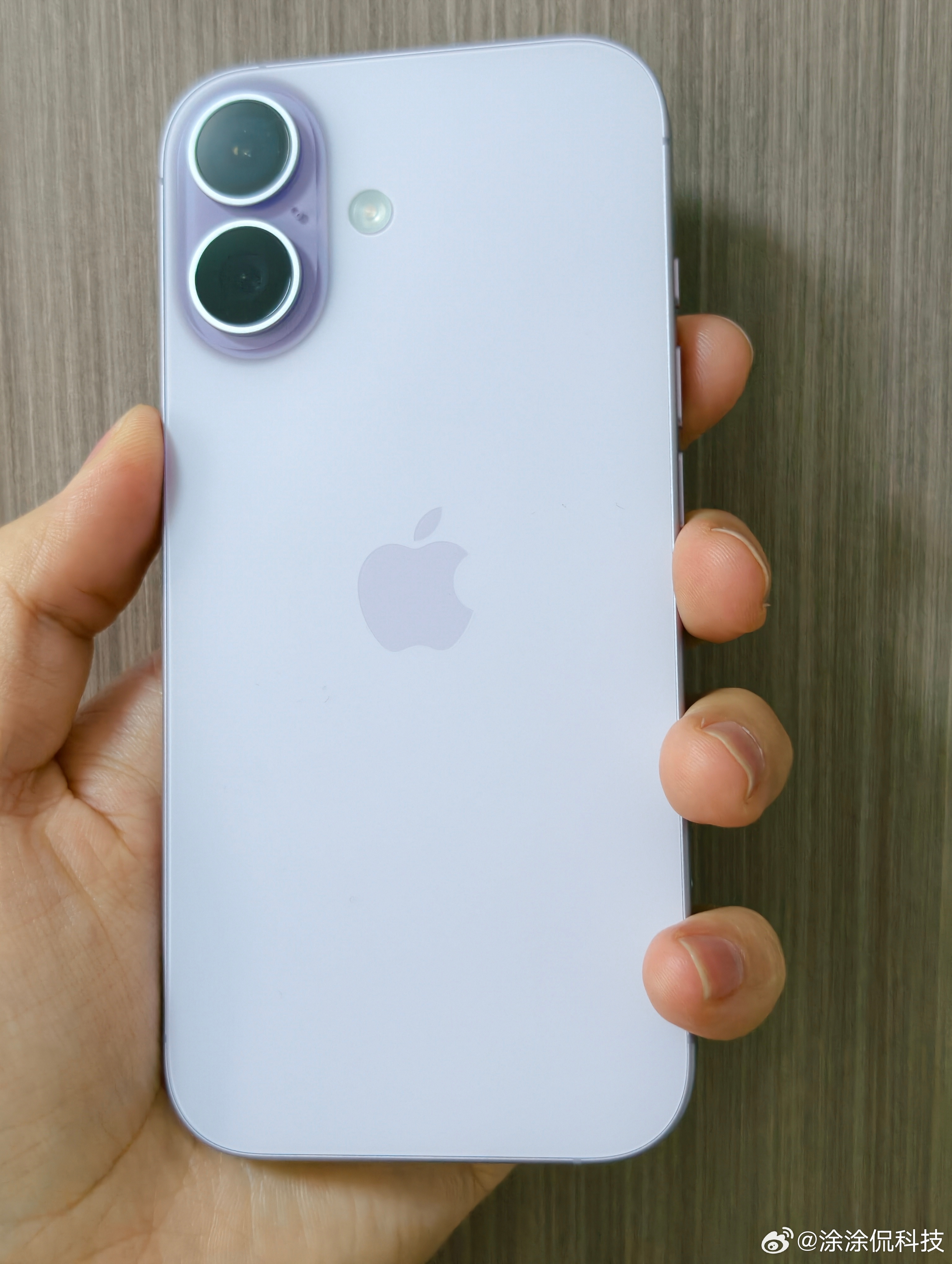 看到不少朋友分享自己把战了好几年的老iPhone换成了新款的iPhone 17，