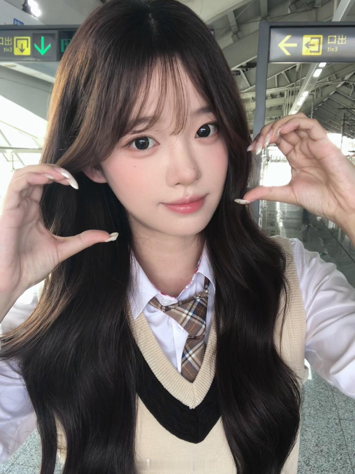 经常出现最近 还有别的图发妆教的时候再发～新美甲呀 