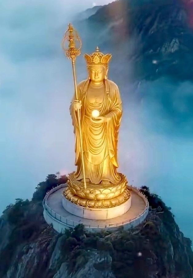 峰顶金身弘大愿，
一杖慈悲度众生。