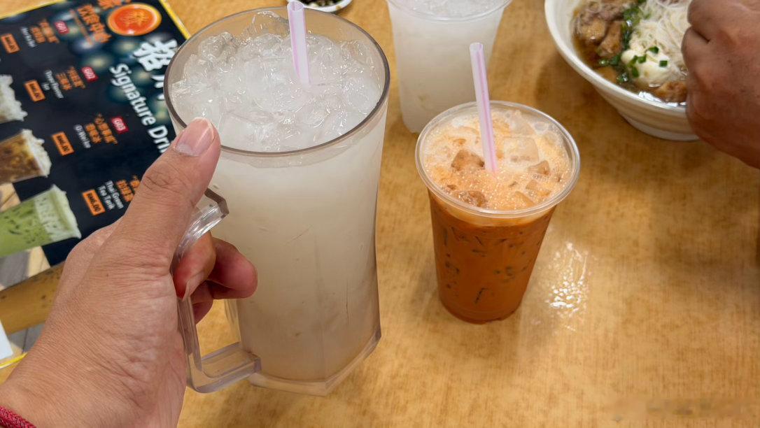 这是中杯和大杯的区别…原来大杯是真的可以很大杯 如果是这样，那特大杯就没有存在的