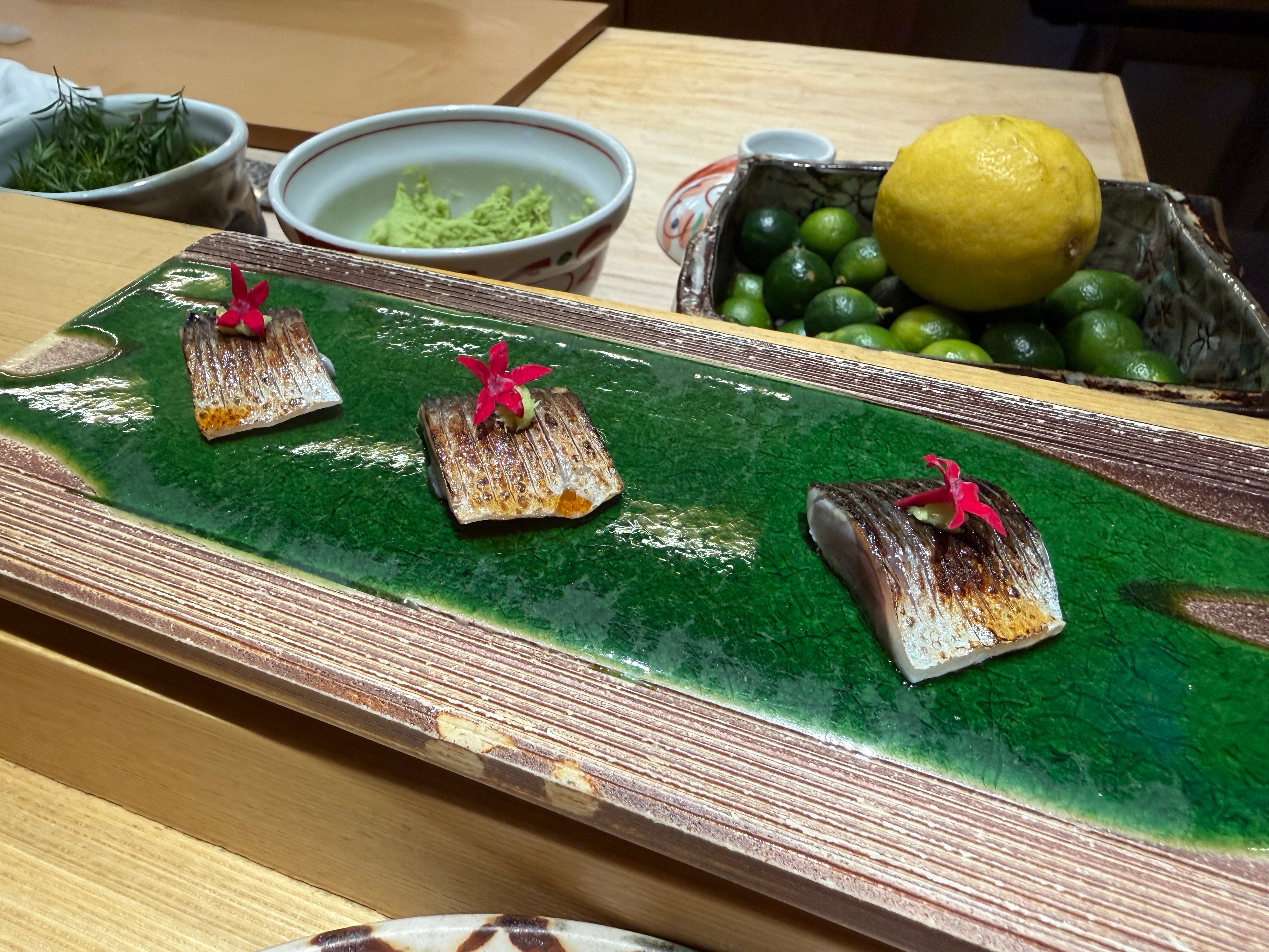 喜欢吃点鱼🐟 一份大拼盘后，又补了蓝鳍和三文鱼，虽然三文鱼在正统日料里非常不“