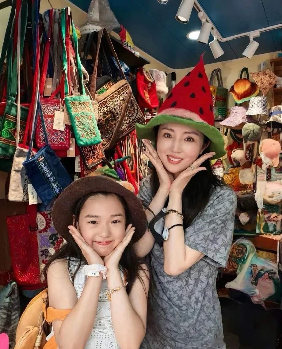 9岁的小酒窝，一出场便自带BGM，简直是天生的
