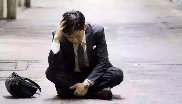 男人到中年还贫穷的话，无论做什么都是错的，哪怕是送妻子生日礼物。

结果，妻子看