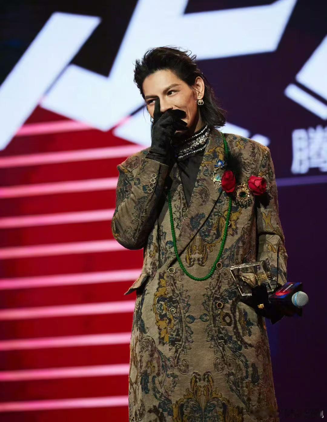 向佐一思考上帝都发笑   斗笑社  《斗笑社》这期烧脑，向佐面对孟鹤堂的坦白身份
