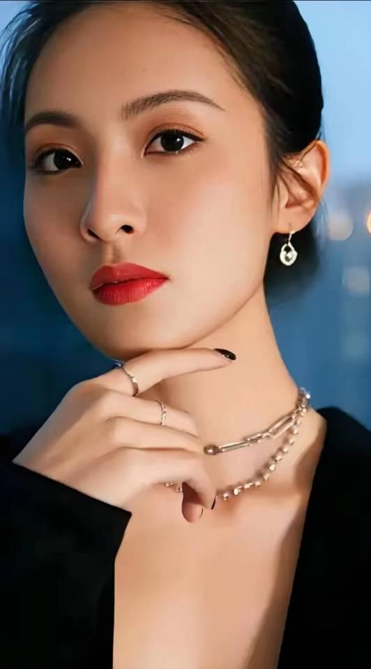 赖雨濛，重庆籍内地女演员，舞蹈专业出身，气质灵动温婉。从《旋风十一人》出道，凭借