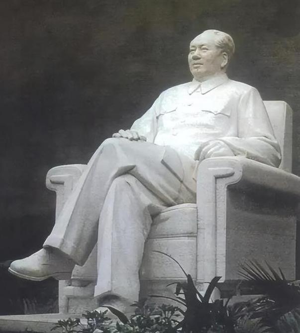 有人提议在全国范围内拆除毛主席塑像，是谁提议的，名字可以公开吗？谁敢拆除毛主席塑