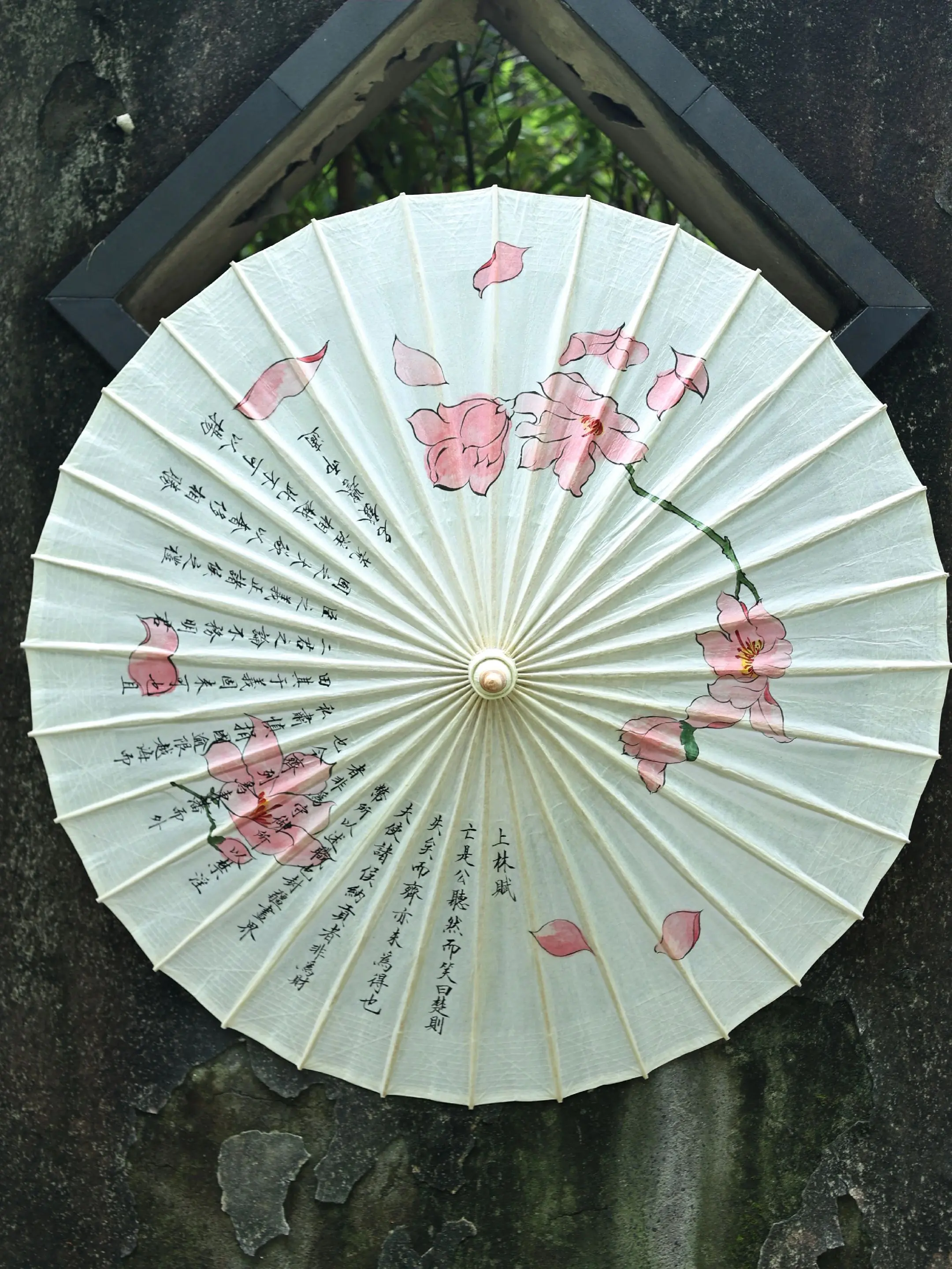 【国风系列】上林赋·油纸伞。伞面铺开时，像摊了一卷浸过桐油的《上林赋》...