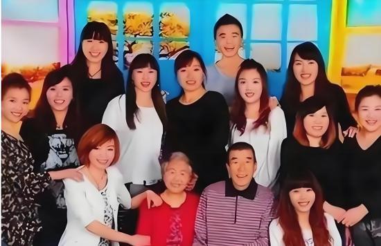 山西一对夫妻，生了11胎全是女儿，丈夫眼看妻子生不出儿子，无奈决定放弃。
五十知