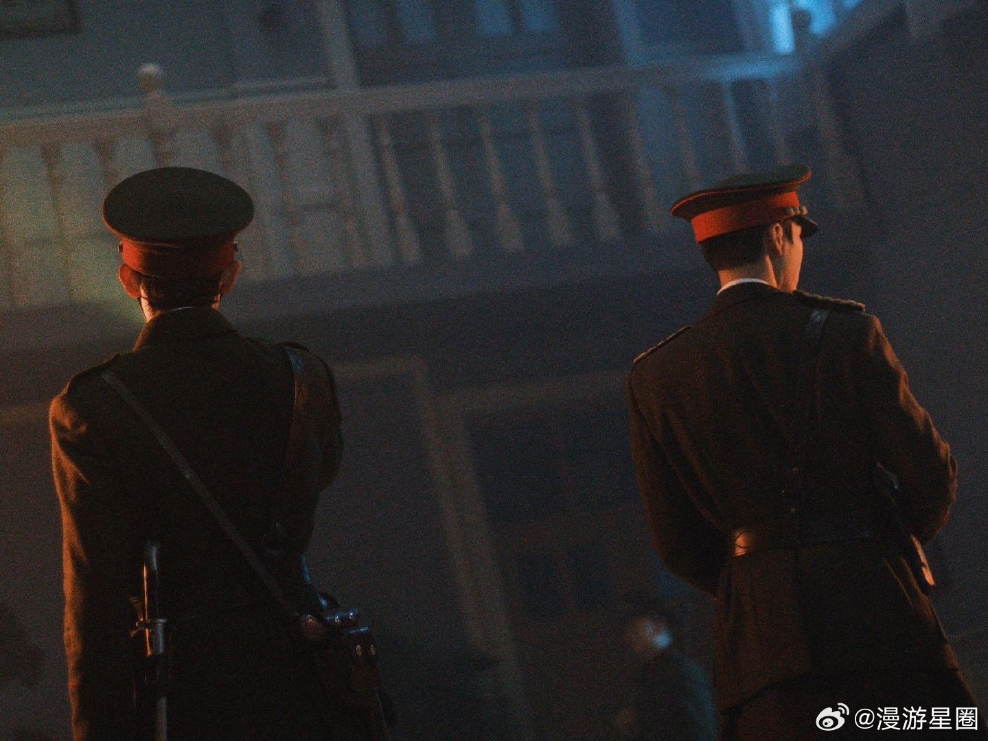 九门张副官什么时候摘口罩 明明戏份不少，大半张脸一直遮住，光靠眼神就很有氛围感，