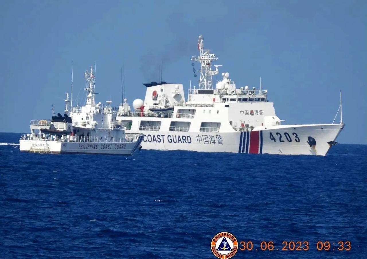 我军拦截你船，不满意吗？等你“长大了”再说。

菲律宾海岸警备队播放了一段6月3