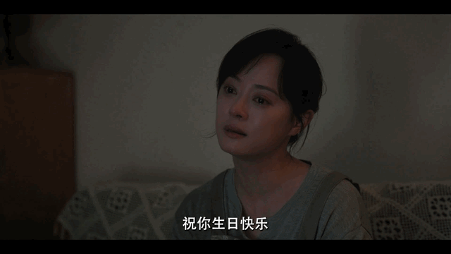 红发还原了孙俪的美貌看孙俪顶着一头红发素颜出镜，突然就懂了角色的绝望。《原地逃离