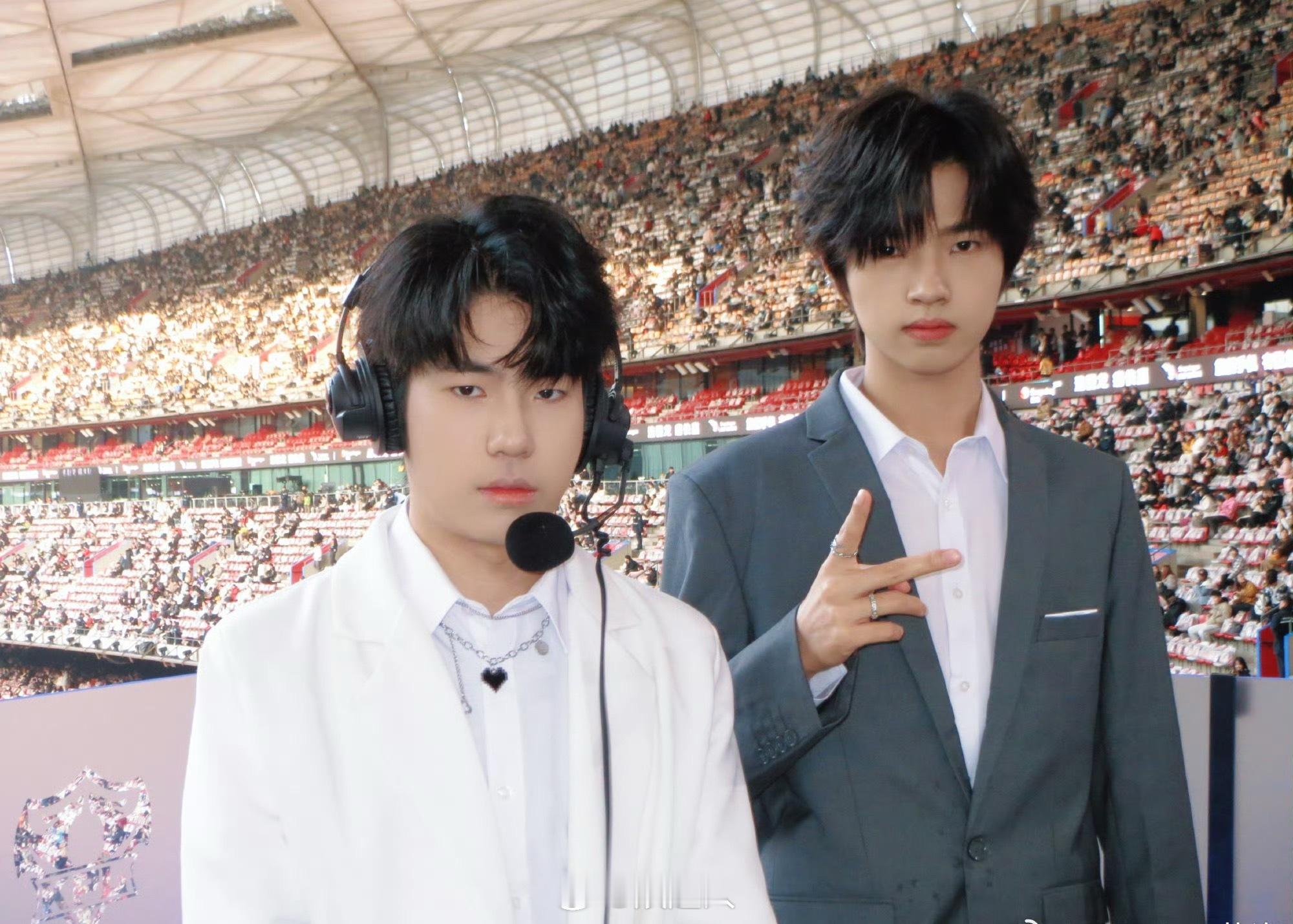 花海钎城鸟巢打卡合照花海钎城鸟巢打卡合影  花海钎城鸟巢打卡合照来啦！又一起上班