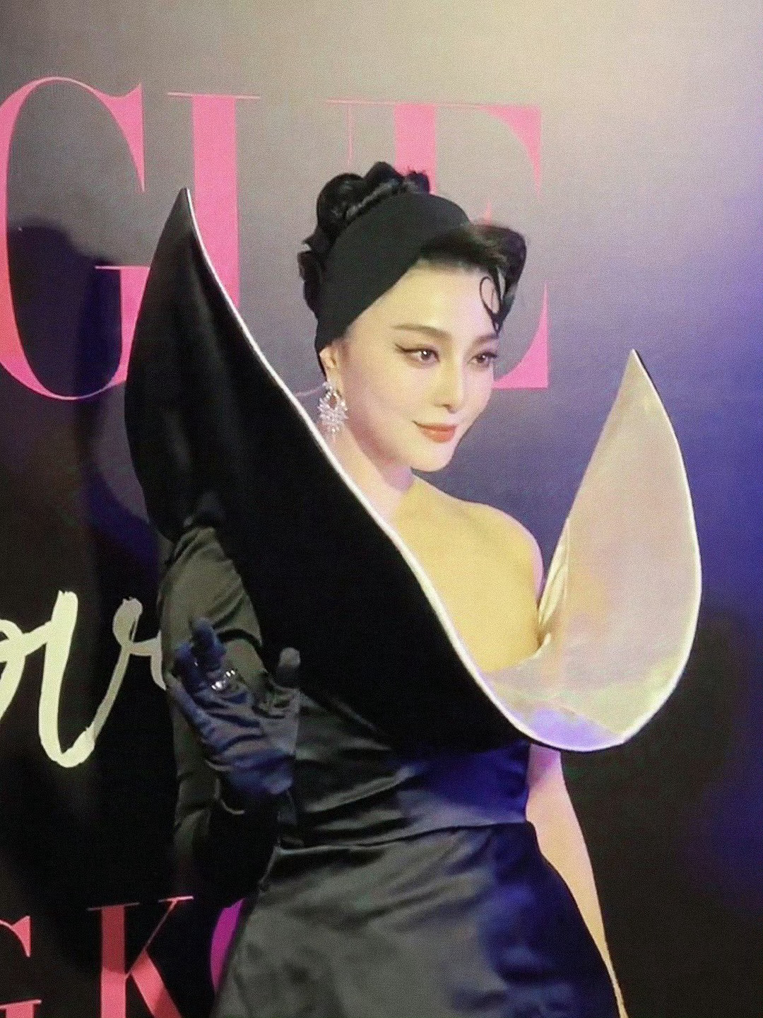 Fan Bingbing 现场灯光太暗了，临时选了这套自带打光板的礼服，姐玩的就