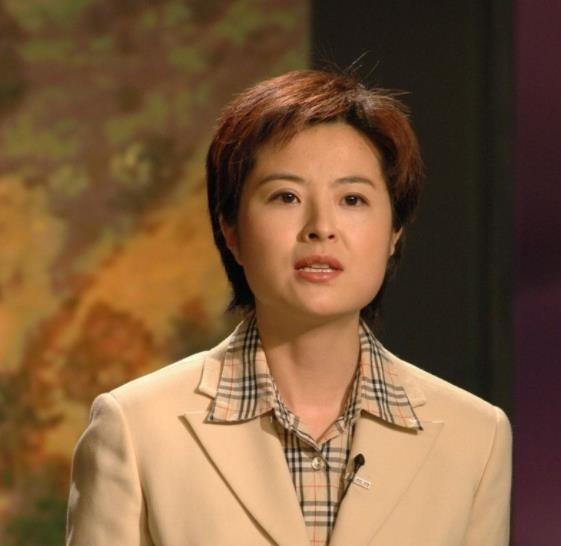 2002年，张泉灵在阿富汗十几天没洗澡，浑身酸臭难受。她实在忍受不了，便对一位阿