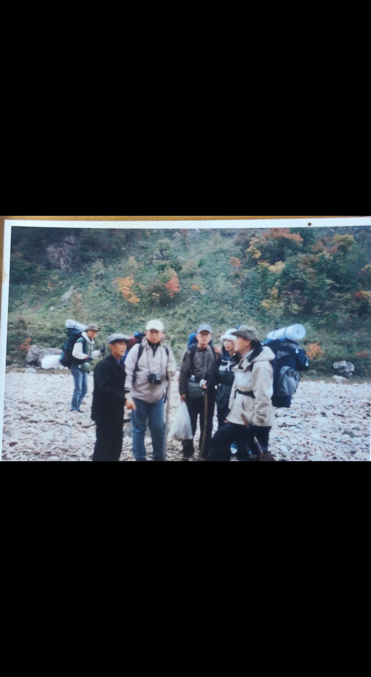 🚶‍♂️背包塞满期待，脚下碎石唱歌🎵。秋色染山时，我们把第一次都给了大石湖～
