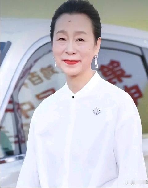 周野芒回国推开家门的那一幕，直接改写了他和奚美娟之后31年的人生走向。
两年省吃