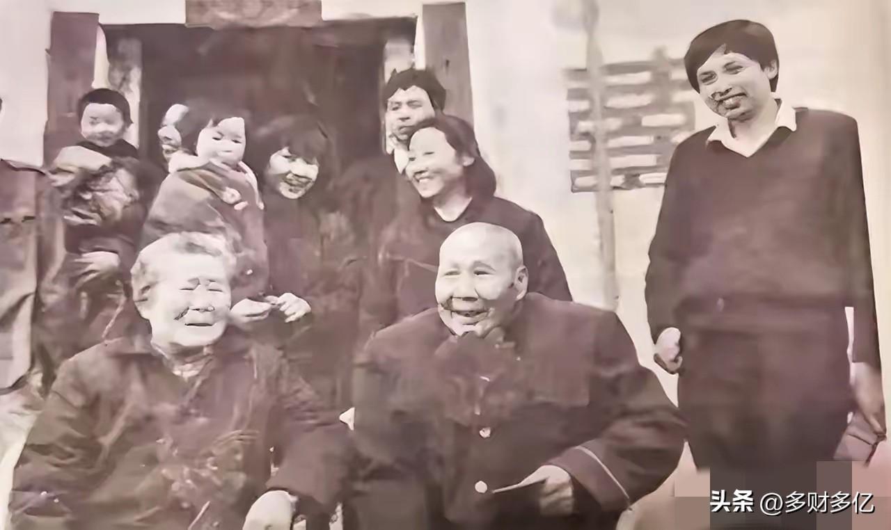 菜场闲聊惊破半世思念！红军奶奶当场泪崩：你说的英雄，是我老伴
 
1987年，蒋