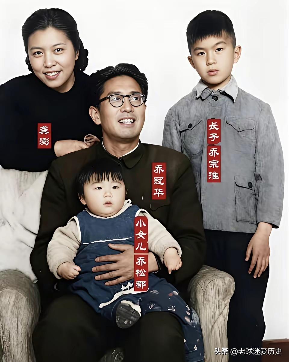 这张温馨的室内全家福，定格了外交才子乔冠华阖家团圆的珍贵瞬间。
端坐正中的乔冠华