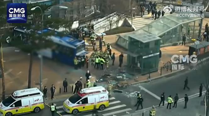 韩国首尔一公交车撞向大楼致13伤，2人伤势严重，警方回应：未发现公交车司机有饮酒