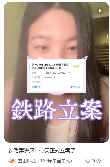山西晋城，一女子坐火车时突然来月经，不慎弄脏了床单。她尴尬地询问列车员该怎么办，