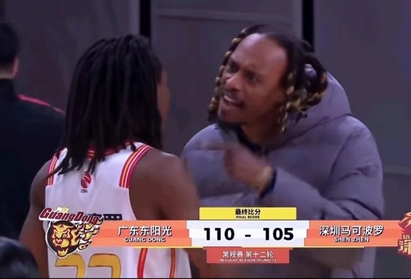 麦考尔跟深圳小外史密斯吵架。
史密斯这场比赛相当出色，得36分5板9助攻。但凡表