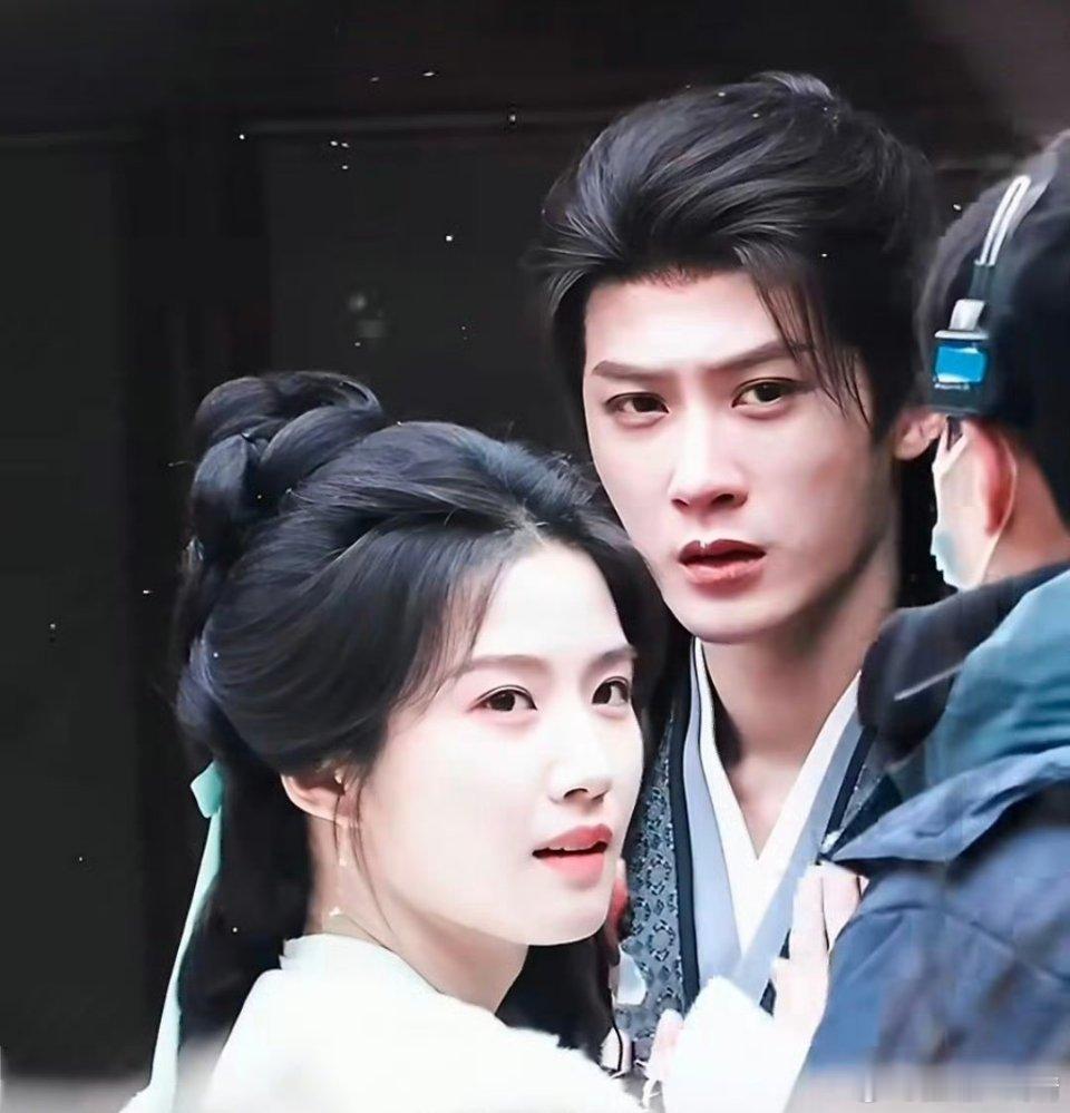 卢昱晓粉丝说女主1米65，这看上去像差了20公分，猜一下男主踩高跷了没？ 