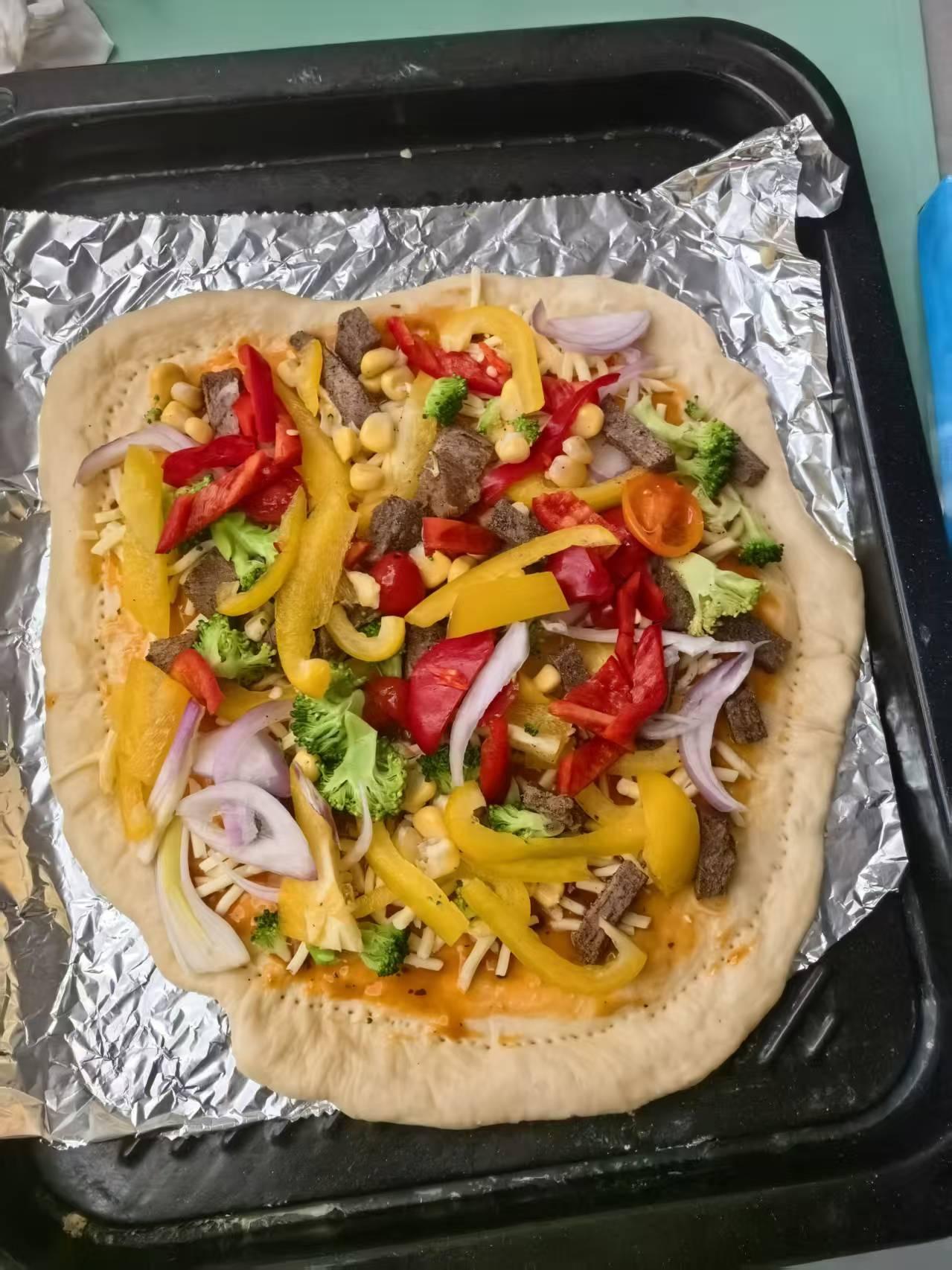 看看我做的披萨五颜六色，请友友多指导！
我做披萨的主要流程是：
  1、先和面发