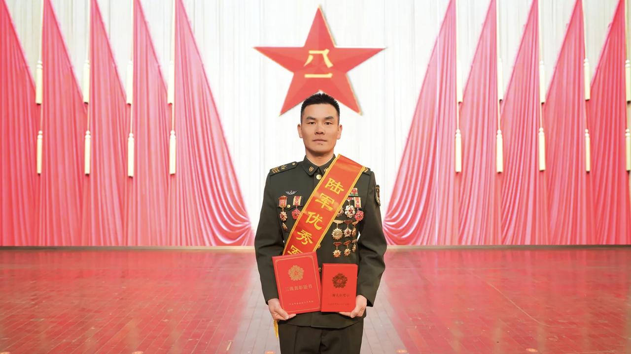 李晋不久前被表彰为“陆军优秀军士”
回望他22年的军旅生涯
比武竞赛七夺桂冠
荣
