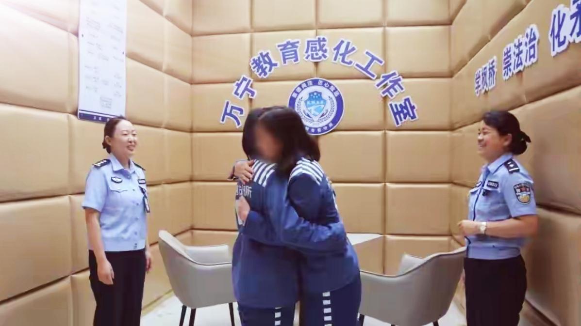 🔥点赞！昆明市看守所女警，用担当书写平安答卷。高墙之内，坚守无声；藏蓝芳华，守