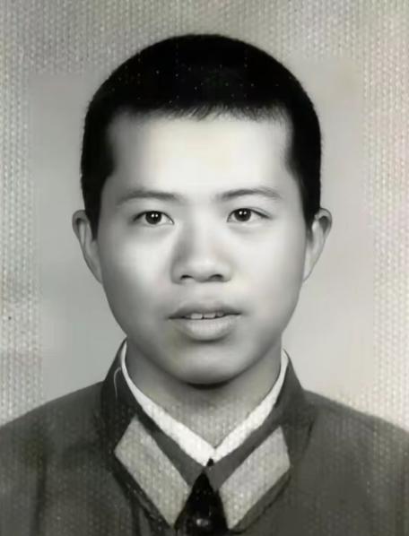1984年，老山战场，21岁的战士刘家富不幸中枪，跌倒在坑，此时，坑外有4名越军