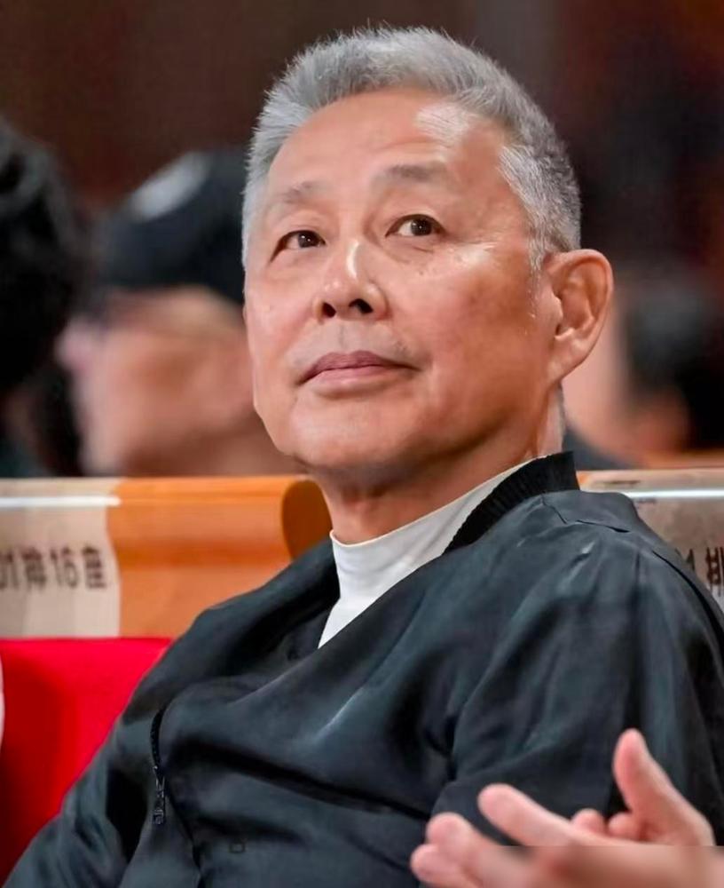 一段现实又扎心的忠告：

“如果你每月有固定的退休金，

卡里还躺着四五十万存款