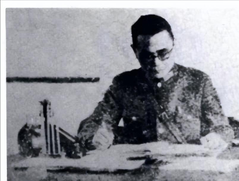 1949年，川军将领潘文华在起义前，发现枕边人七姨太每天都悄咪咪的，有次他开始调