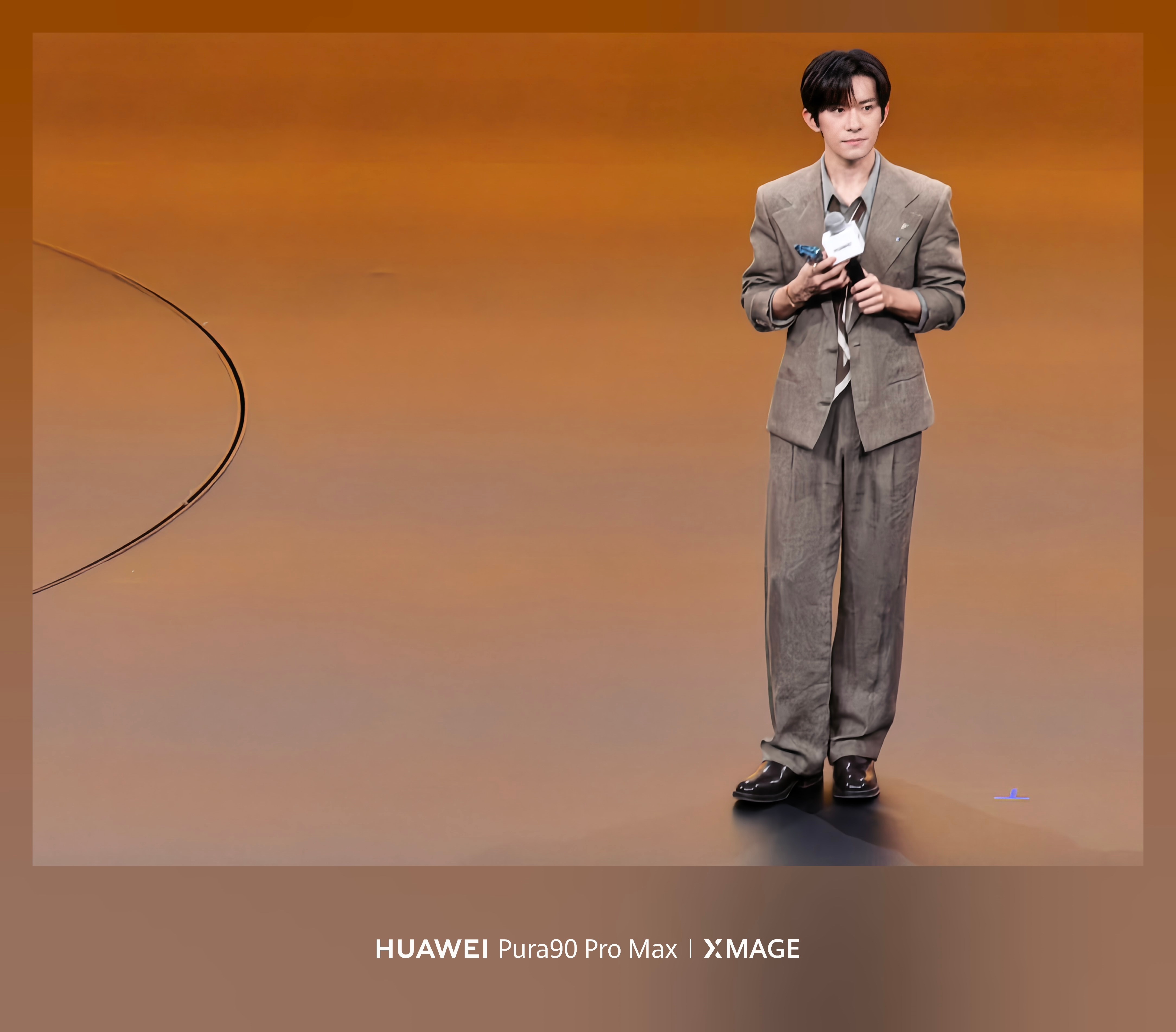 易烊千玺现身华为pura90发布会 易烊千玺说纯粹是专注眼前风景，听易烊千玺说完