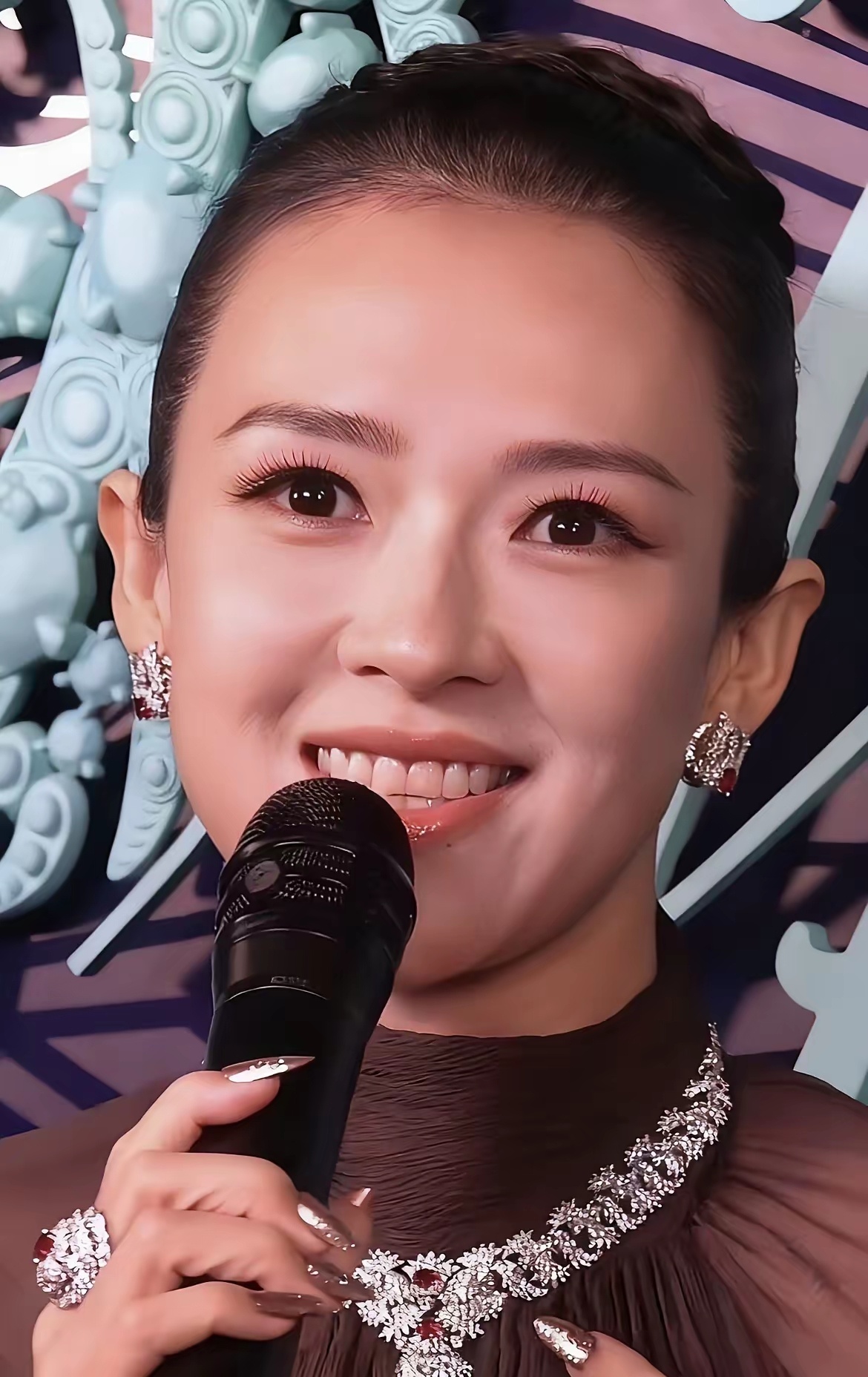 可以说章子怡少了往日那份凌厉感，也有人猜测她做过医美，但有一点很难反驳：她的牙齿