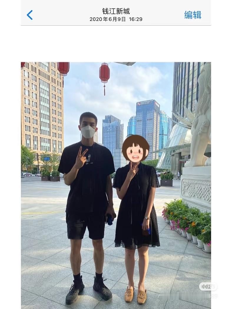 还说给好资源我豆不接宋威虫当年没签合同就傻乎乎提前几个月剃了一个超短寸头，喜滋滋