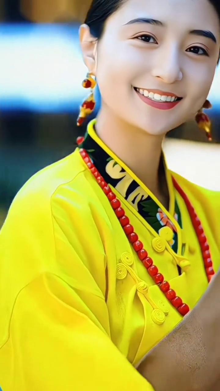 《思念陪着鸿雁飞》原唱：王思雨。
草原的夜色多么美，孤独的我却一个人心碎。你不在