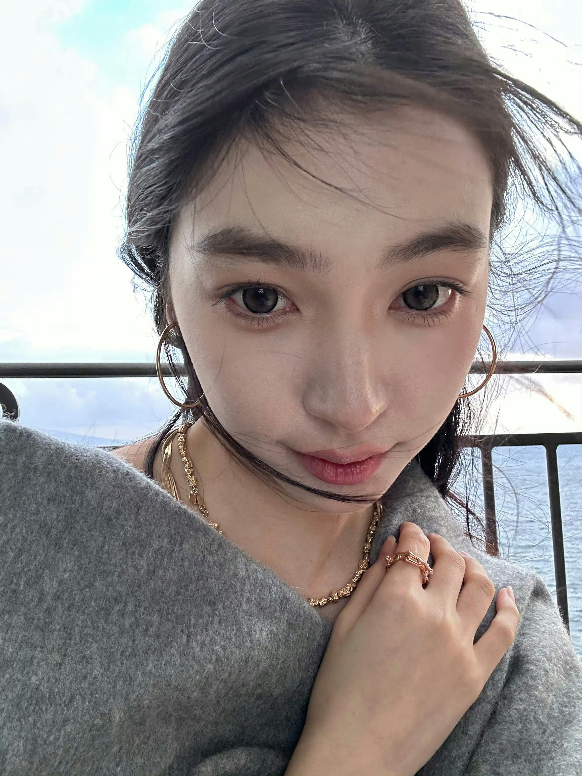 易梦玲这脸变化也太大了😑，这是要复制angelababy当年模特大变女明星的成