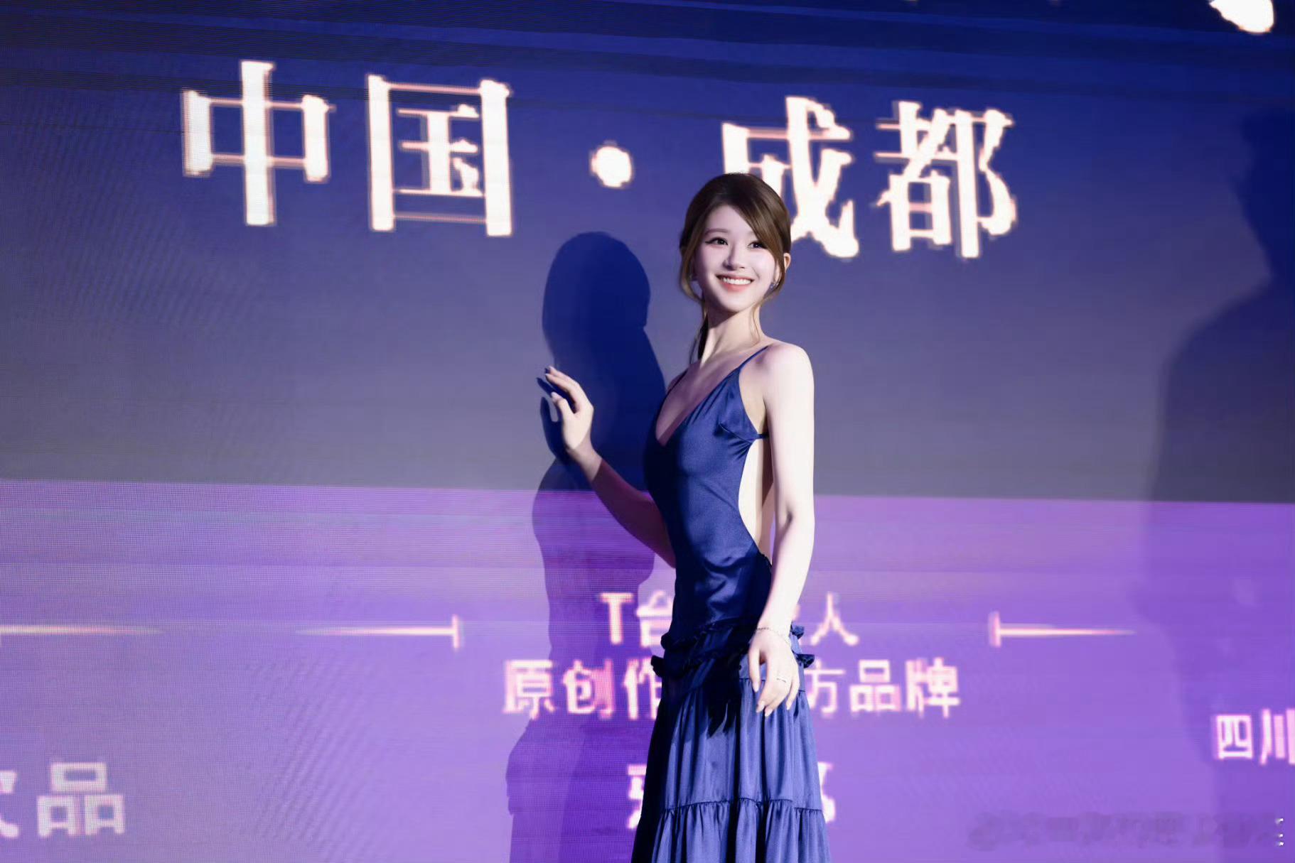 赵露思 :自然堂洗护发全球代言人赵露思 /乐品乐茶全球品牌代言人赵露思 “情话天