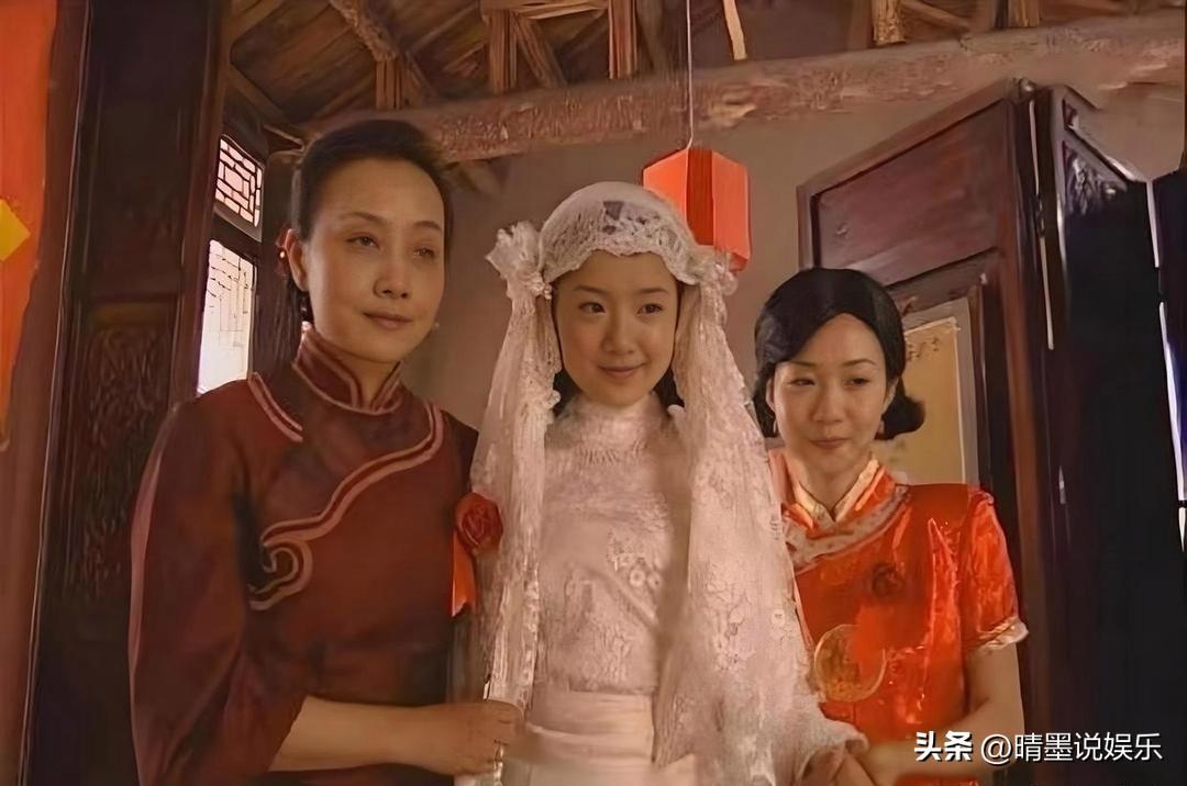 当年年纪小以为只有我一个人觉得冷清秋的婚纱丑，如今居然发现那么多意见一致的人，吐