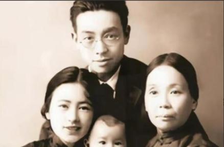 1903 年，30 岁事业有成的梁启超和黄花大闺女王桂荃同房，梁启超突然严肃地说