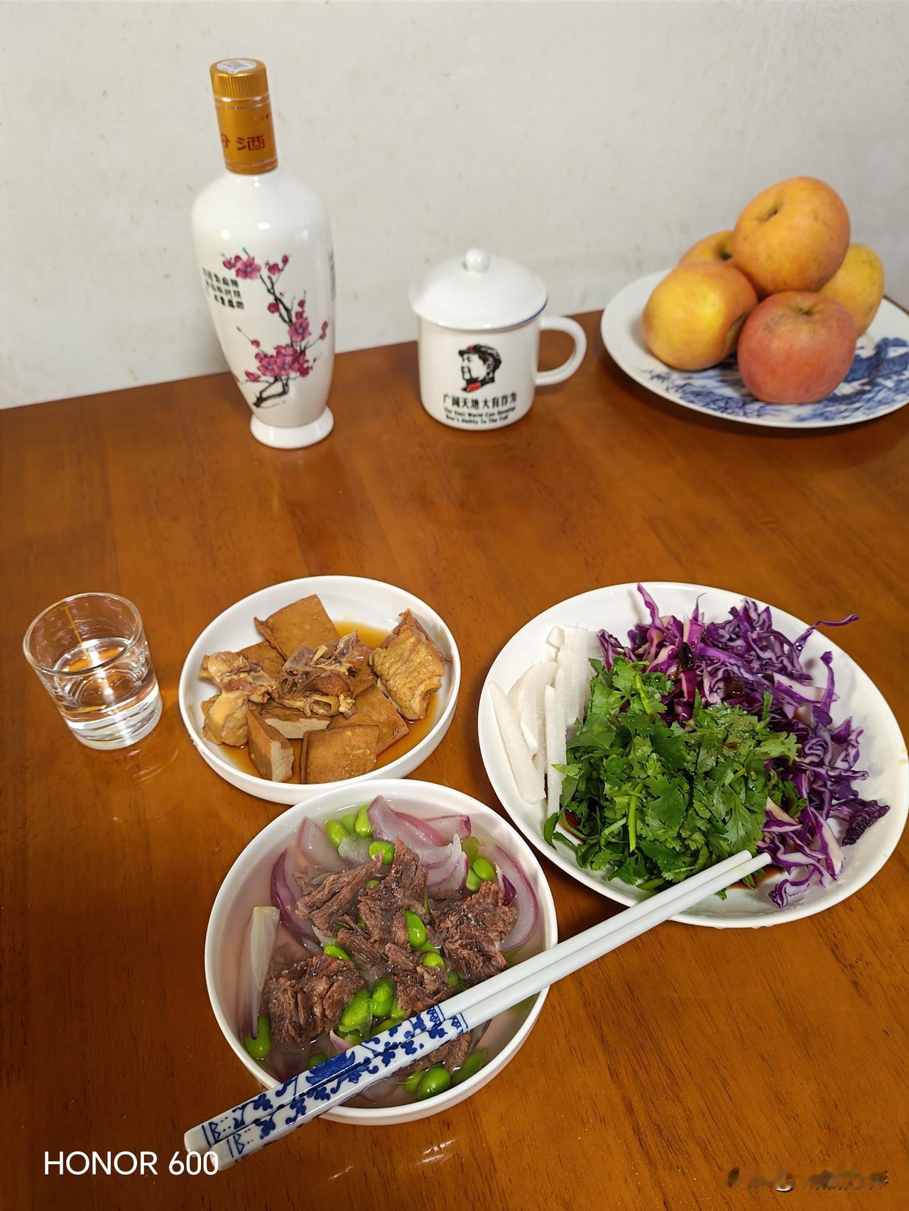 牛肉毛豆洋葱清蒸，今天第一次做，还挺好吃又简单，只放点盐，健康。
73岁单身老男
