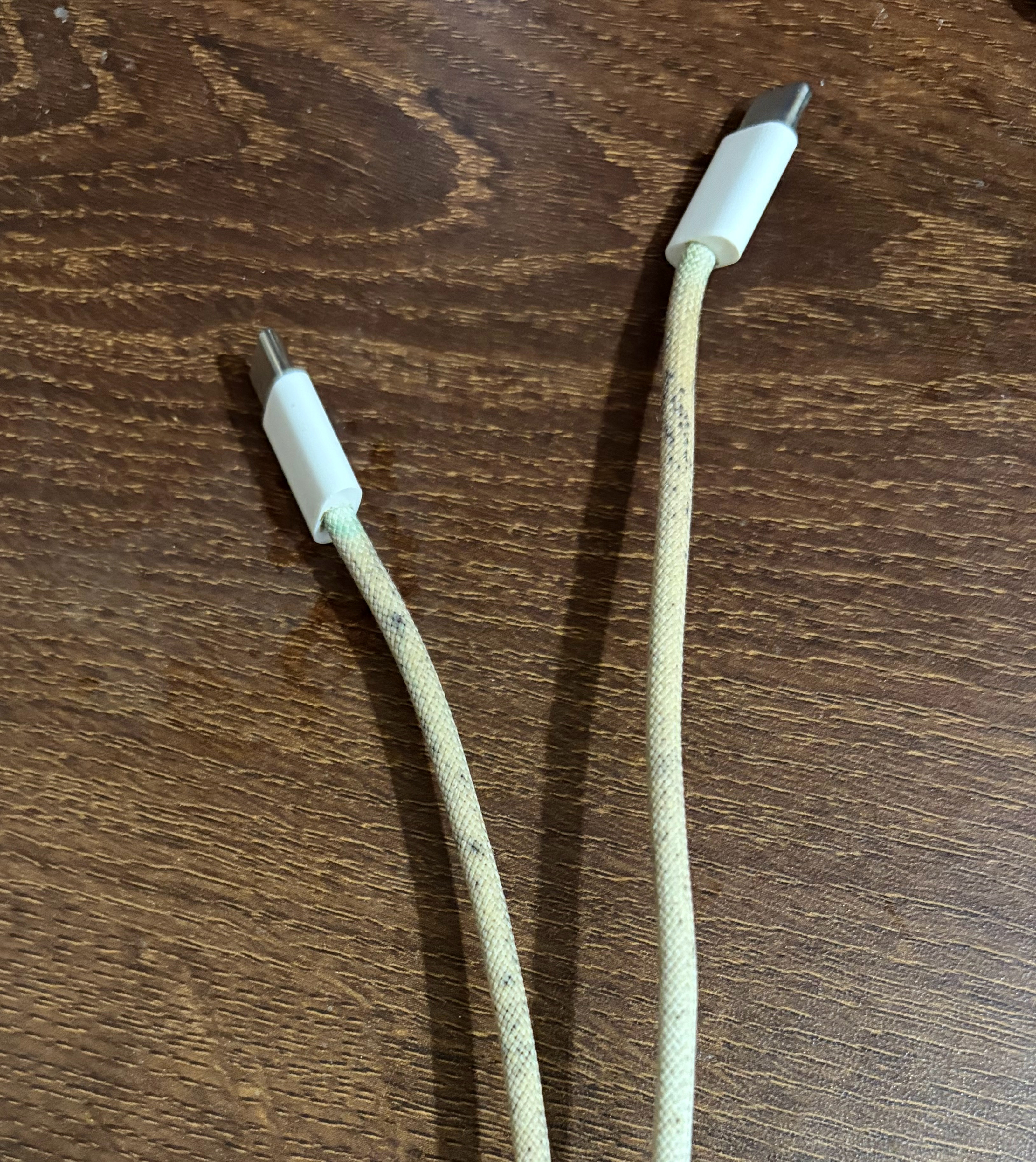 以前我不理解为什么有些iPhone用户要把数据线戴上套但是当我看到我的数据线的时