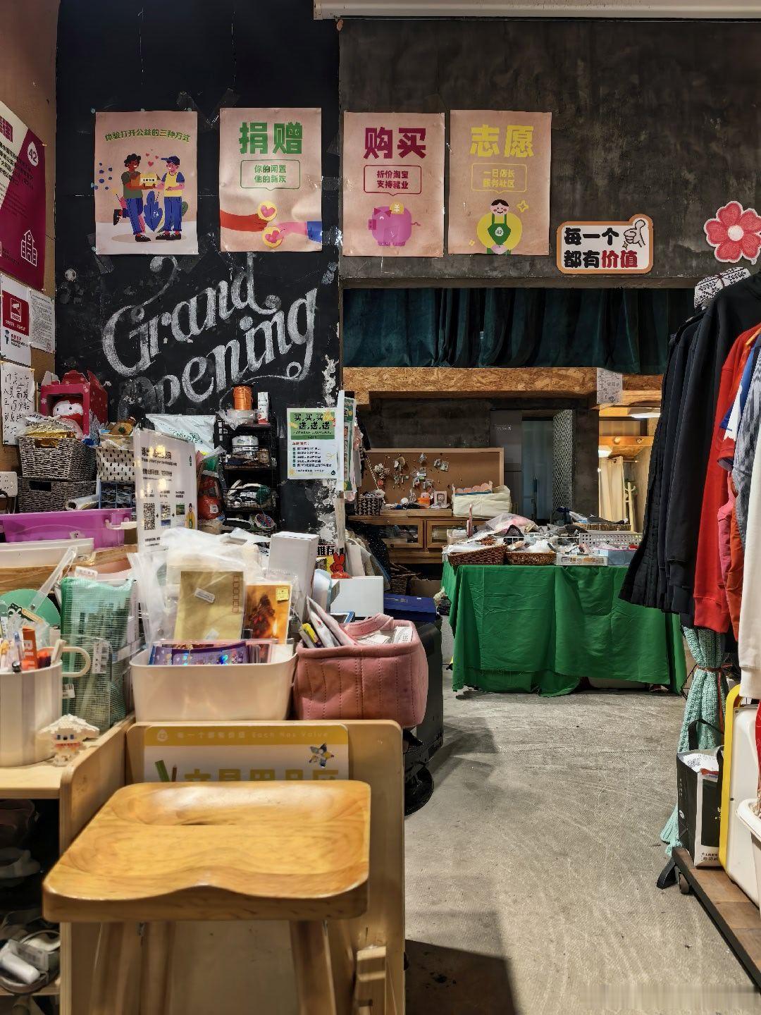 今天还是负责收银，定价格，整理物资。和顾客，特殊店长都熟悉很多了，还有人带了好吃
