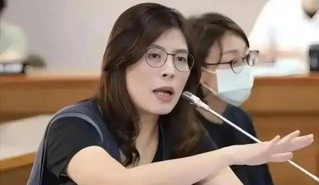 反转来了！前脚民调还把郑丽文按在4%垫底，后脚她转手就把40多国驻台代表请进国民