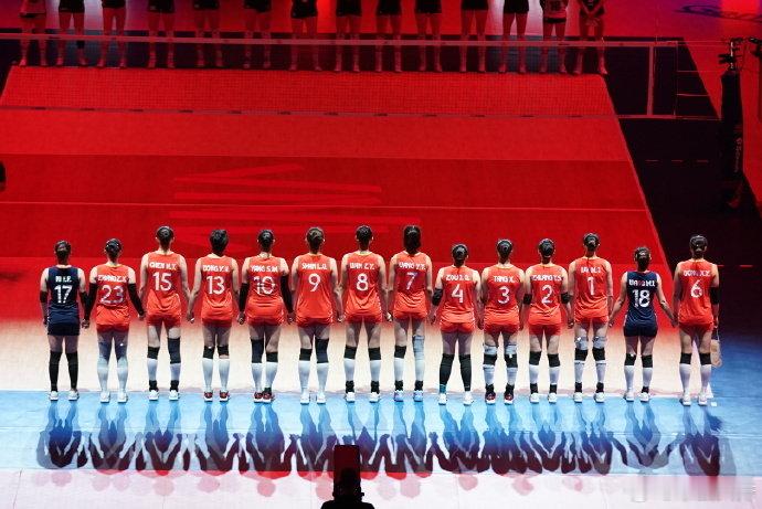 中国女排今晚冲击连胜2025世界女排联赛首场，中国女排25-18、27-25、2